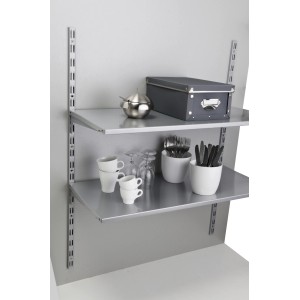 OBI Stahlfachböden, 80x40 cm, silber, 2 Stück, an Wandregal mit Deko.