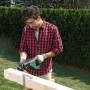 Mann sägt Holz mit der Bosch Akku-Säbelsäge AdvancedRecip 18. Stichsäge für Heimwerker.