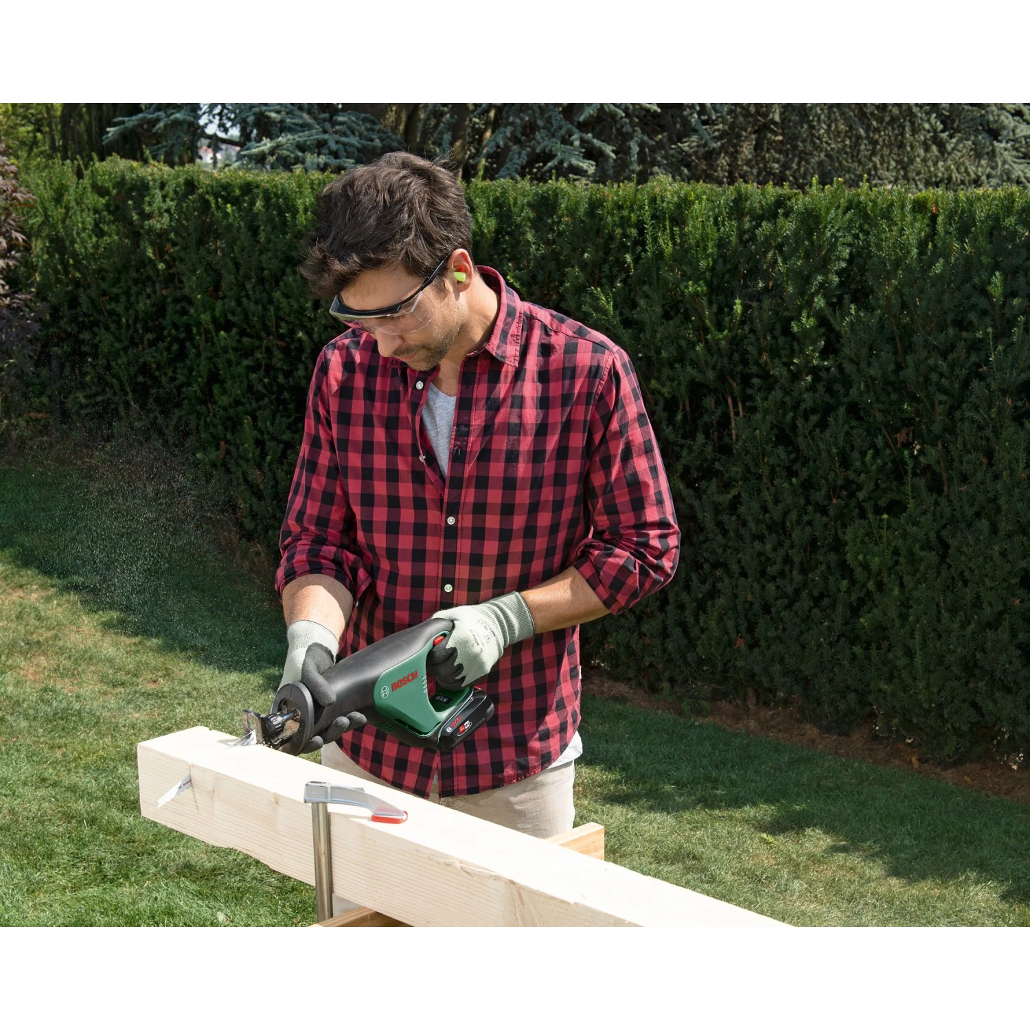 Mann sägt Holz mit der Bosch Akku-Säbelsäge AdvancedRecip 18. Stichsäge für Heimwerker.