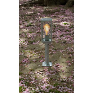 Eco-Light Sockelleuchte Karo, verzinkt, mit Dämmerungssensor im Garten.