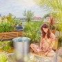 Gardena AquaBloom L Solar-Bewässerung auf Dachterrasse mit Pflanzen und Frau.
