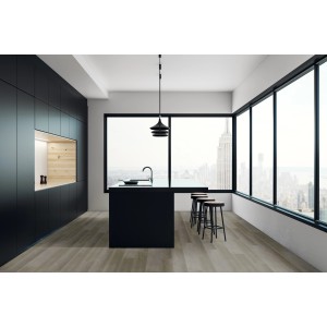 Verlegter Click-Vinylboden Ferndale Oak in moderner Küche mit Kochinsel und Barhockern.