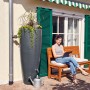 Garantia 2in1 Wasserbehälter 300 l in Grau mit Pflanzschale und Frau auf Bank im Garten.