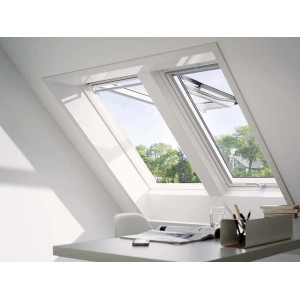 Velux Klapp-Schwingfenster GPU CK04, Polyurethan, 55x98 cm, eingebaut in Dachschräge.