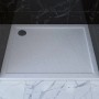 Weiße, rechteckige baliv Duschwanne DW-90.110E in Steinoptik, 90x90 cm.