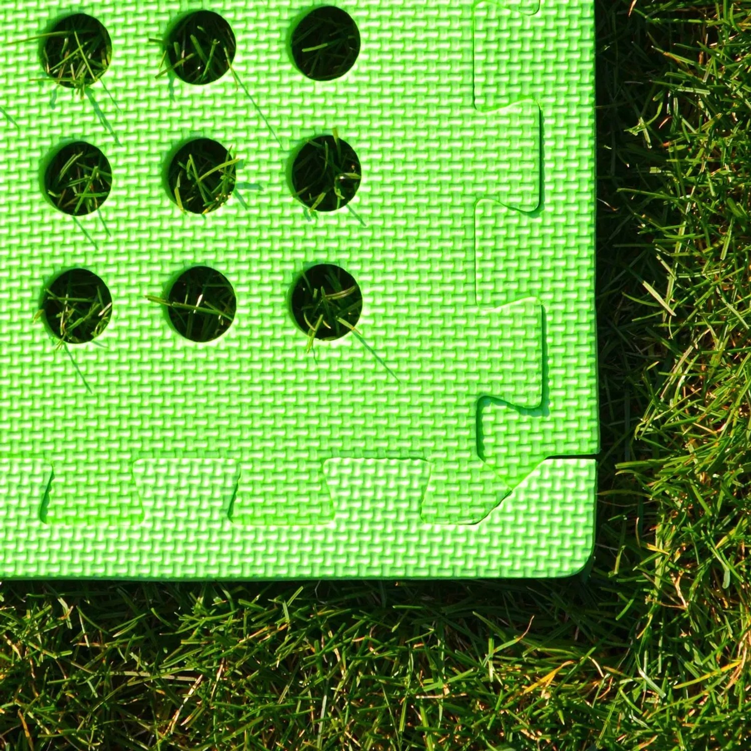 Grüne eyepower Poolmatte (32er Set, 62x62 cm) auf Rasen, schützt Poolfolie.