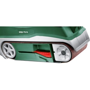 Bosch Bandschleifer PBS 75 A in Grün/Silber. Detailansicht des Schleifbands und der Rollen. Robuste Schleifmaschine.