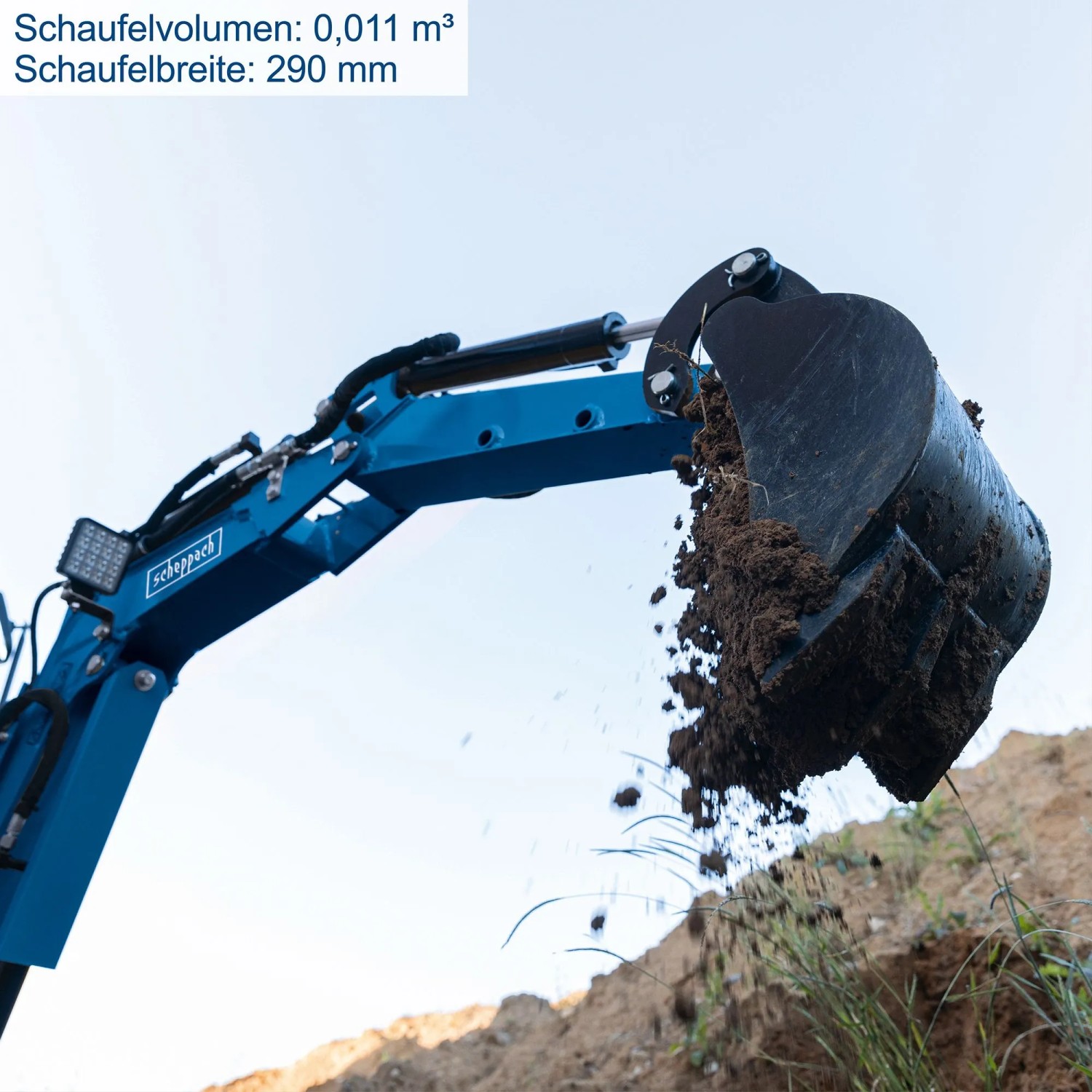 Scheppach Mini-Bagger EXC815 bei der Arbeit: Schaufel mit Erdreich, Detailaufnahme.