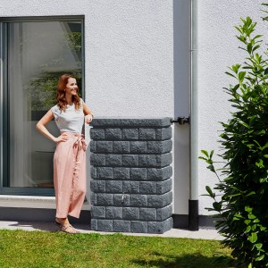 Garantia Wandtank Rocky Junior 300 l Dark Granite mit Frau im Garten.