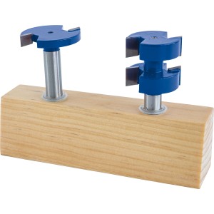 LUX HM Oberfräser-Set, 2-teilig, für Holzbearbeitung. Fräser mit blauen Köpfen und silbernen Schäften in Holzblock.
