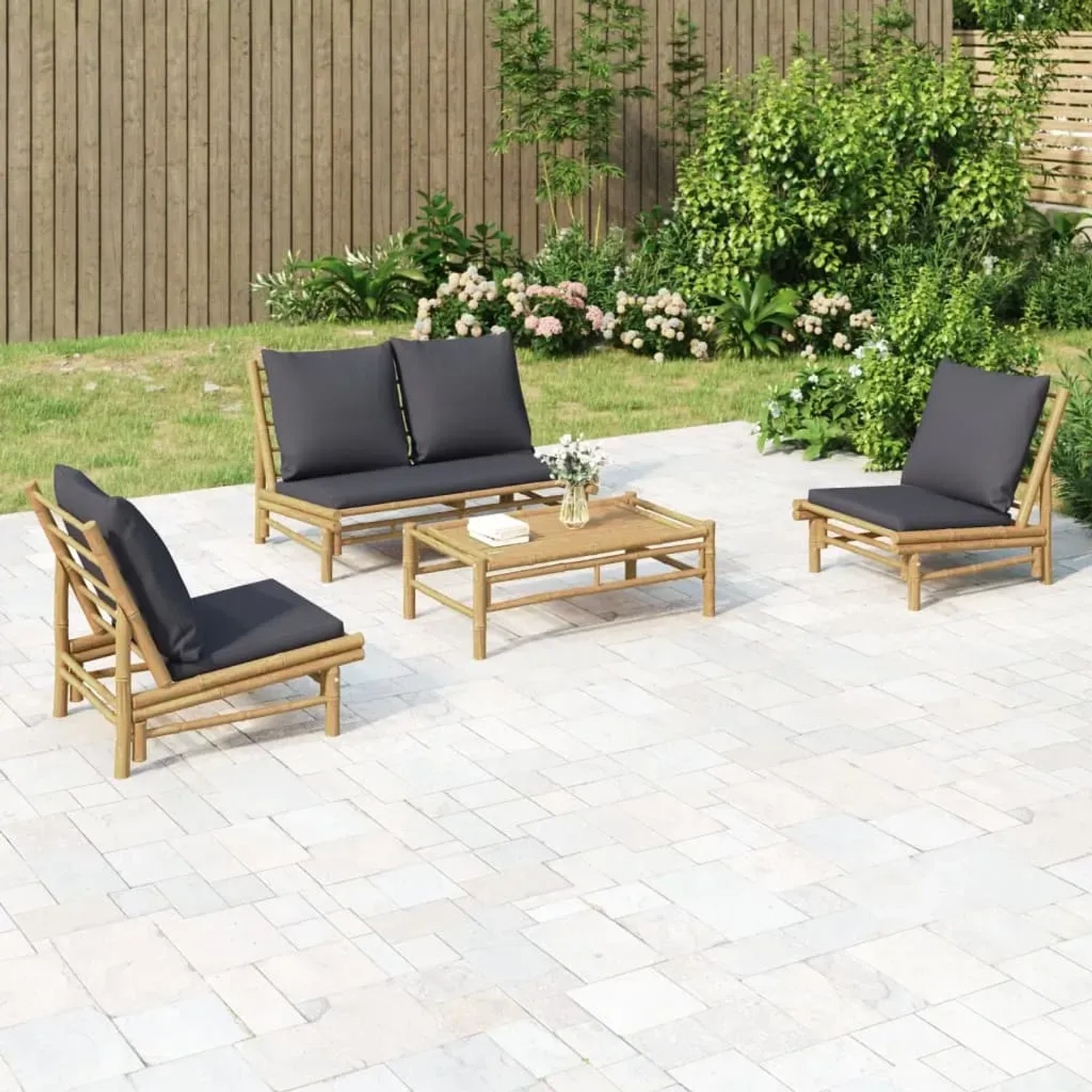 vidaXL 4-tlg. Garten Lounge Set aus Bambus mit dunkelgrauen Kissen. Gartenmöbel Set mit Bank, Stühlen und Tisch.