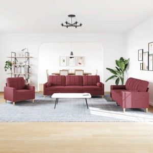 Weinrote 3-tlg. Sofagarnitur aus Stoff: Sessel, 2-Sitzer und 3-Sitzer mit Dekokissen im Wohnzimmer.