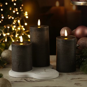 Marelida LED Kerzen Set, 3 graue Echtwachskerzen mit rustikaler Optik und Ladestation.