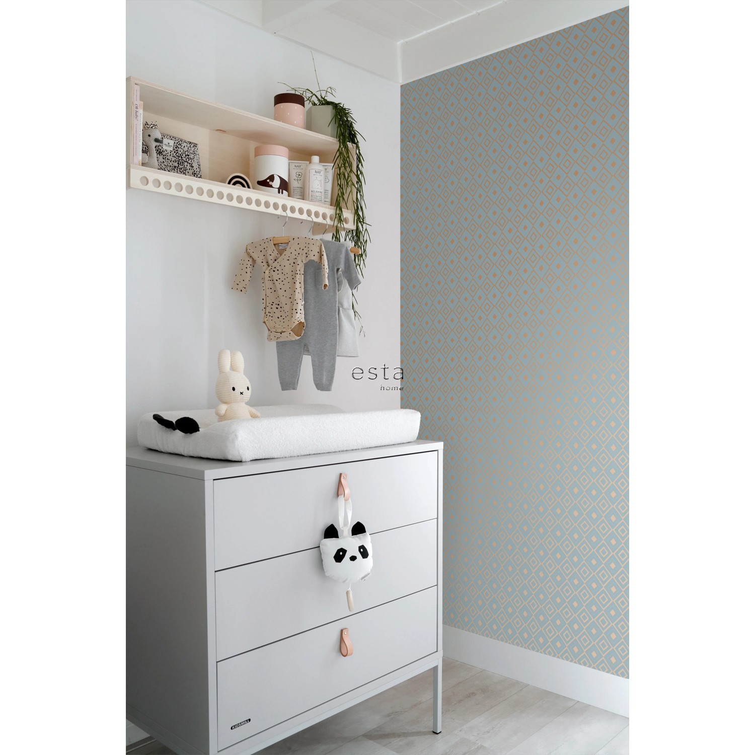 ESTAhome Vliestapete mit Karomuster in Blau und Kupferbraun im Kinderzimmer.
