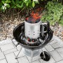 Landmann Anzündkamin aus Edelstahl mit Holzkohle auf einem Grill.