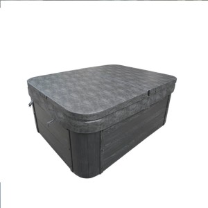 Abgedeckter Outdoor Whirlpool White Marble Pure ohne Treppe. Dunkelgraue WPC-Verkleidung.