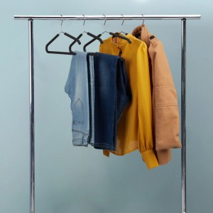Schwarze Metall-Kleiderbügel mit rutschfestem Schaumstoffbezug für Hosen und Oberteile auf Kleiderstange.