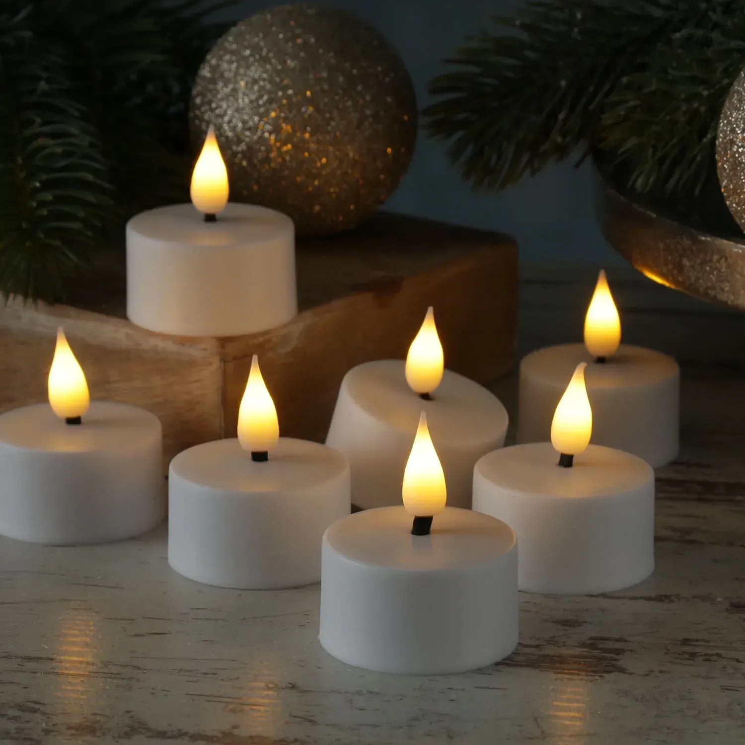 Marelida LED Teelichter, 4er Set, wiederaufladbar mit USB, flackernd, warmweiß.