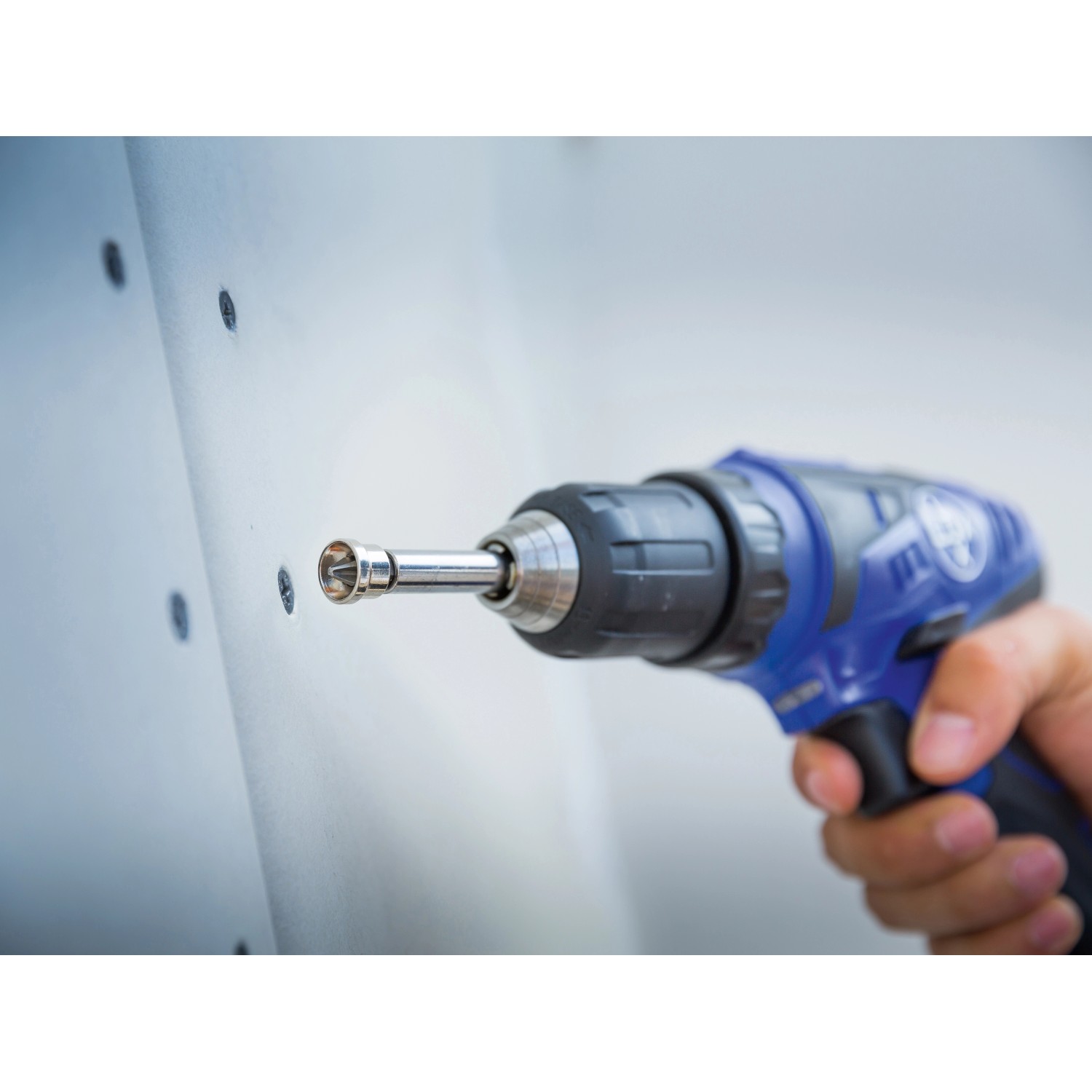 LUX Innenausbau-Bit Classic PH2 im Einsatz mit Akkuschrauber beim Trockenbau.