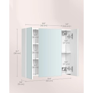 Songmics Spiegelschrank Kailyn, 90x60cm, weiß, mit Maßen und geöffneten Türen für Einblick in die Fächer.