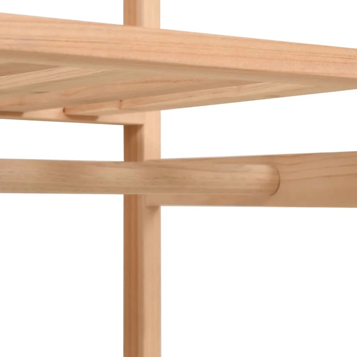 Detailaufnahme Kleiderschrank aus Tannenholz mit Ebenen und Stange.