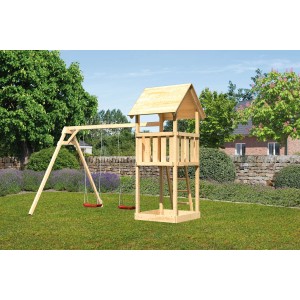Karibu Kinderspielturm Lotti mit Doppelschaukel aus Holz im Garten.