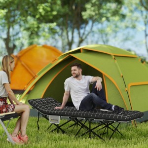 Outsunny Campingbett, schwarz, mit Mann auf Liege vor Zelten. Ideal für Camping & Outdoor.