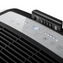Detailaufnahme: DeLonghi Klimagerät PAC EM90 Silent mit Bedienfeld und Fernbedienung.