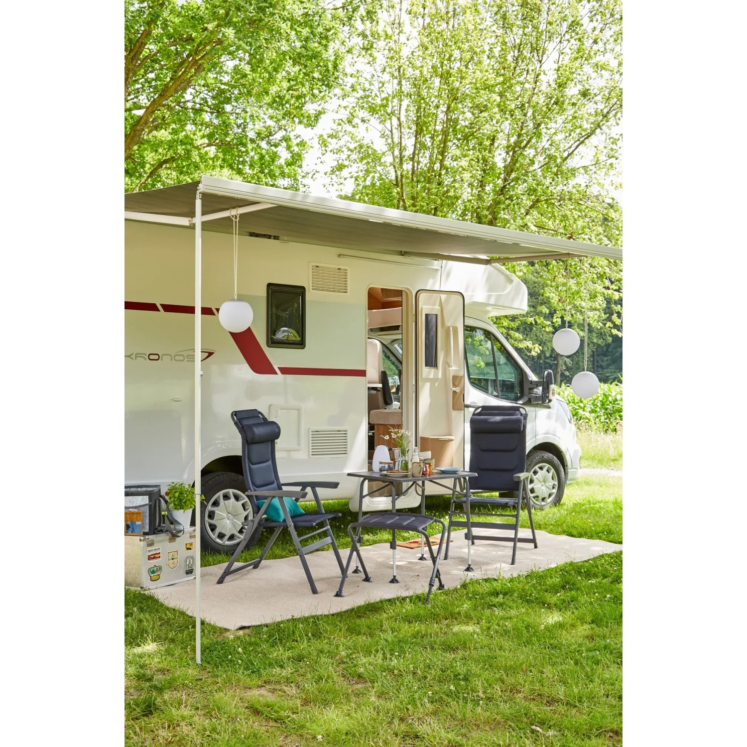 Siena Garden Campingsessel Premium, dunkelblau, vor Wohnwagen auf Rasen. Bequemer Klappstuhl für Camping.