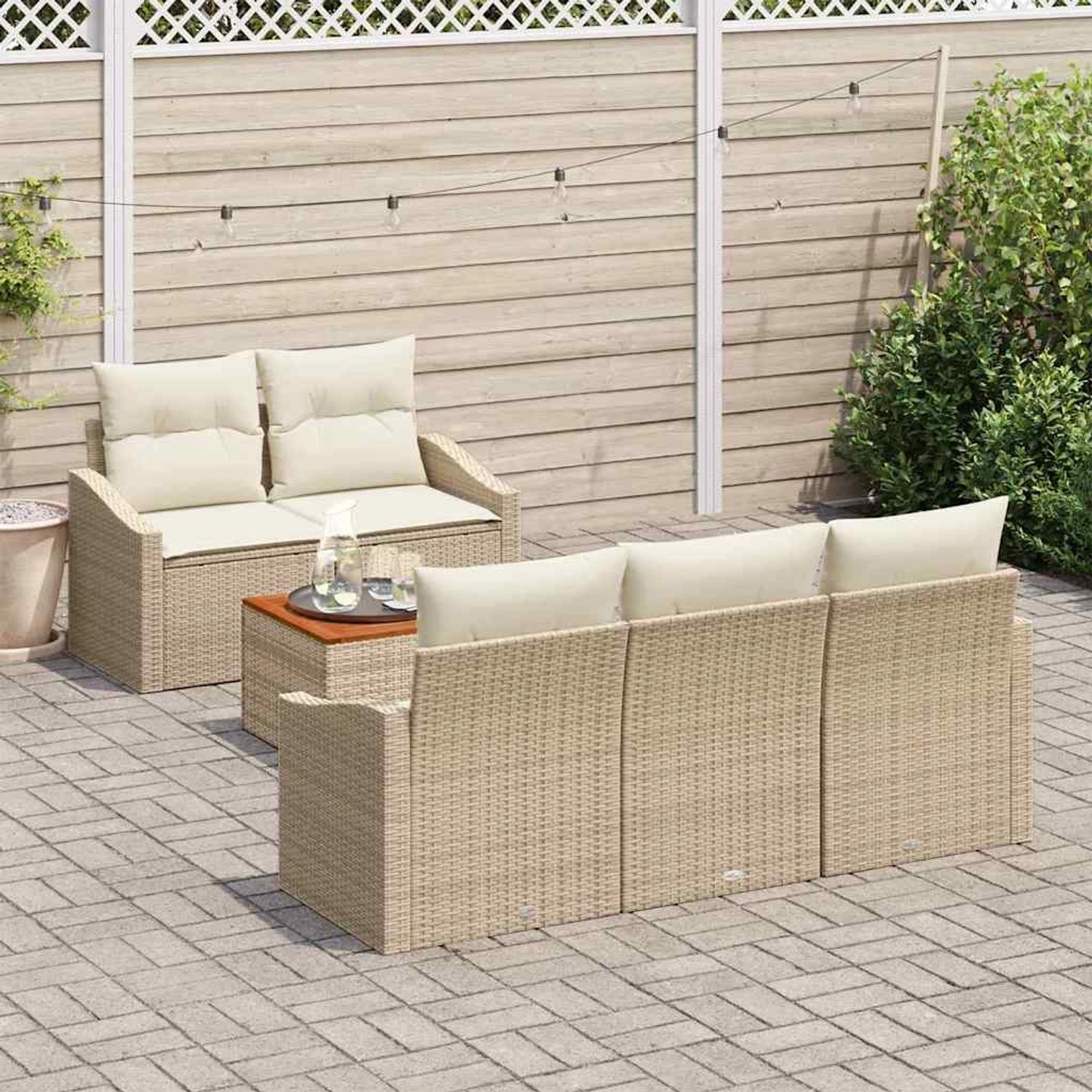 Beige-weißes 6-tlg. vidaXL Garten-Sofa-Set aus Rattan mit Tisch und Auflagen.
