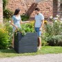 Garantia Hochbeet Ergo Quadro M 75 Stone mit Personen im Garten, Kunststoff-Hochbeet in Steinoptik.