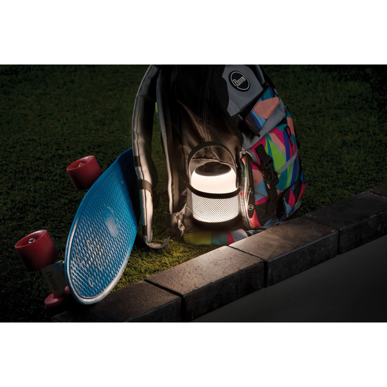 Paulmann Clutch mobile Tischleuchte, chrom matt, im Rucksack, neben Skateboard. Außen-Dekoleuchte für unterwegs.