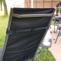 Detailansicht der dunklen Siena Garden Campingliege Premium XL mit Rückenlehne und Taschen.