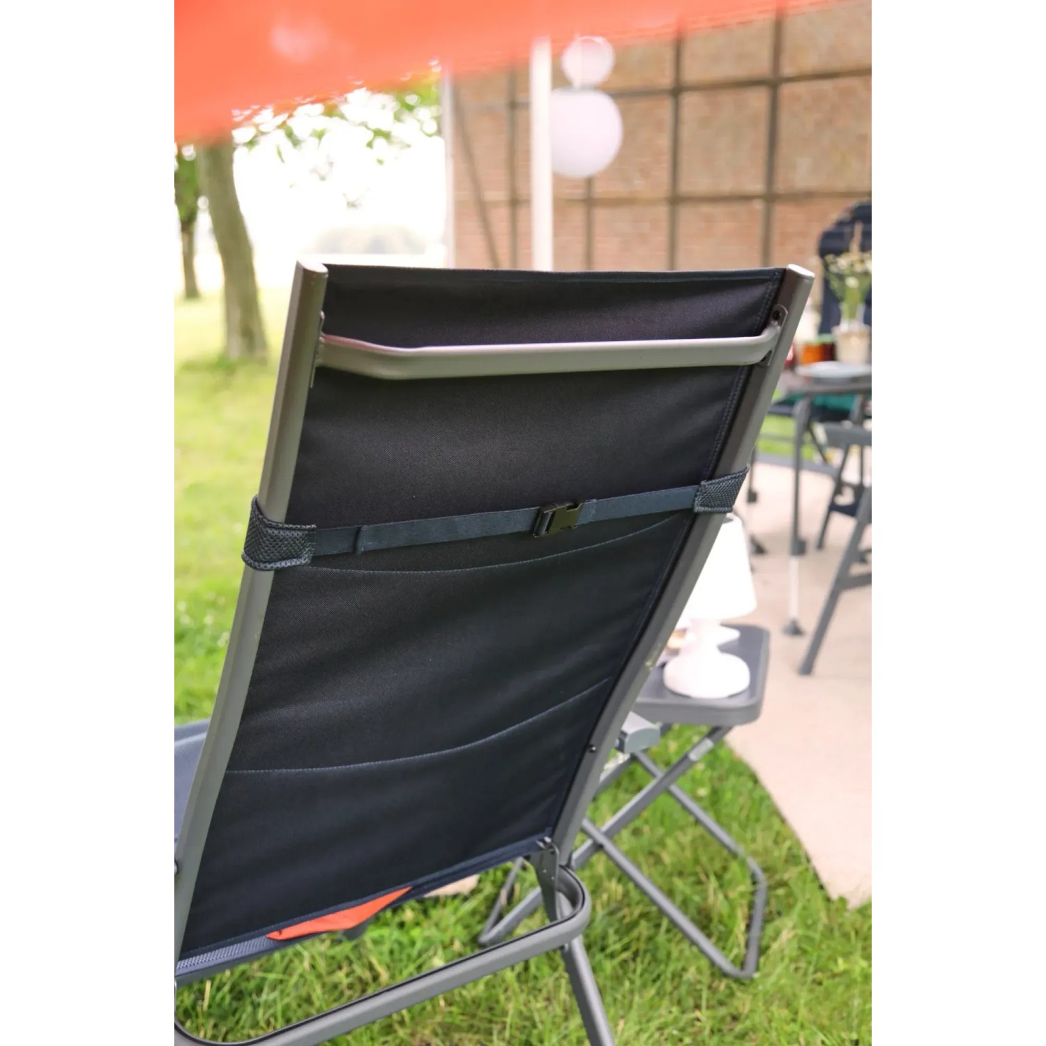 Detailansicht der dunklen Siena Garden Campingliege Premium XL mit Rückenlehne und Taschen.