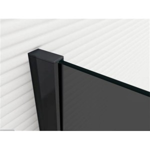 Detailaufnahme: Graue Walk-In Duschwand (140x200cm) mit schwarzem Profil. Dusche.