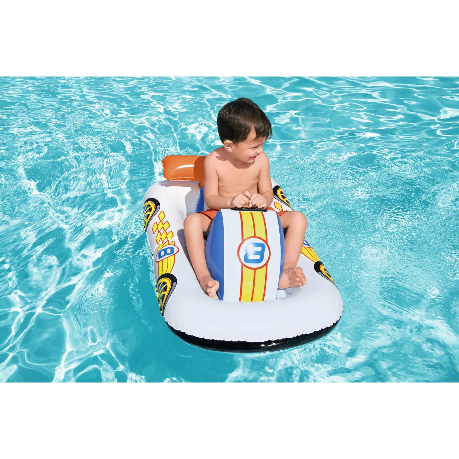 Bestway Poolschwimmer Rennauto mit Kind im Wasser, buntes aufblasbares Schwimmtier.