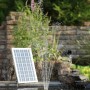 Ubbink Solarmax 600 Springbrunnenpumpe mit Solarpanel im Gartenteich.