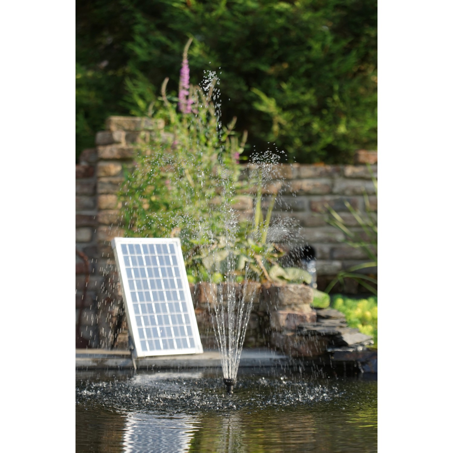 Ubbink Solarmax 600 Springbrunnenpumpe mit Solarpanel im Gartenteich.