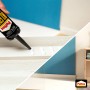 Auftragen von Pattex Montagekleber aus Kartusche auf ein Werkstück.