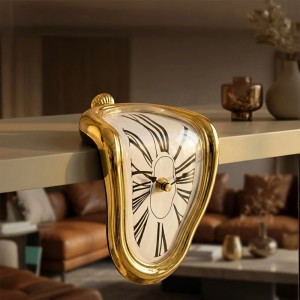 Goldene, surrealistische Tischuhr im Dali-Stil, die über eine Regalkante schmilzt. Einzigartiger Dekoartikel.