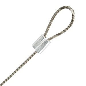 Nahaufnahme einer geflochtenen Edelstahl-Sicherungsleine mit Schlaufe und Metallklemme für Actioncams.