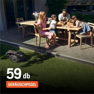 Husqvarna Aspire R4 Mähroboter im Garten, Familie sitzt entspannt am Tisch.