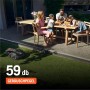 Husqvarna Aspire R4 Mähroboter im Garten, Familie sitzt entspannt am Tisch.