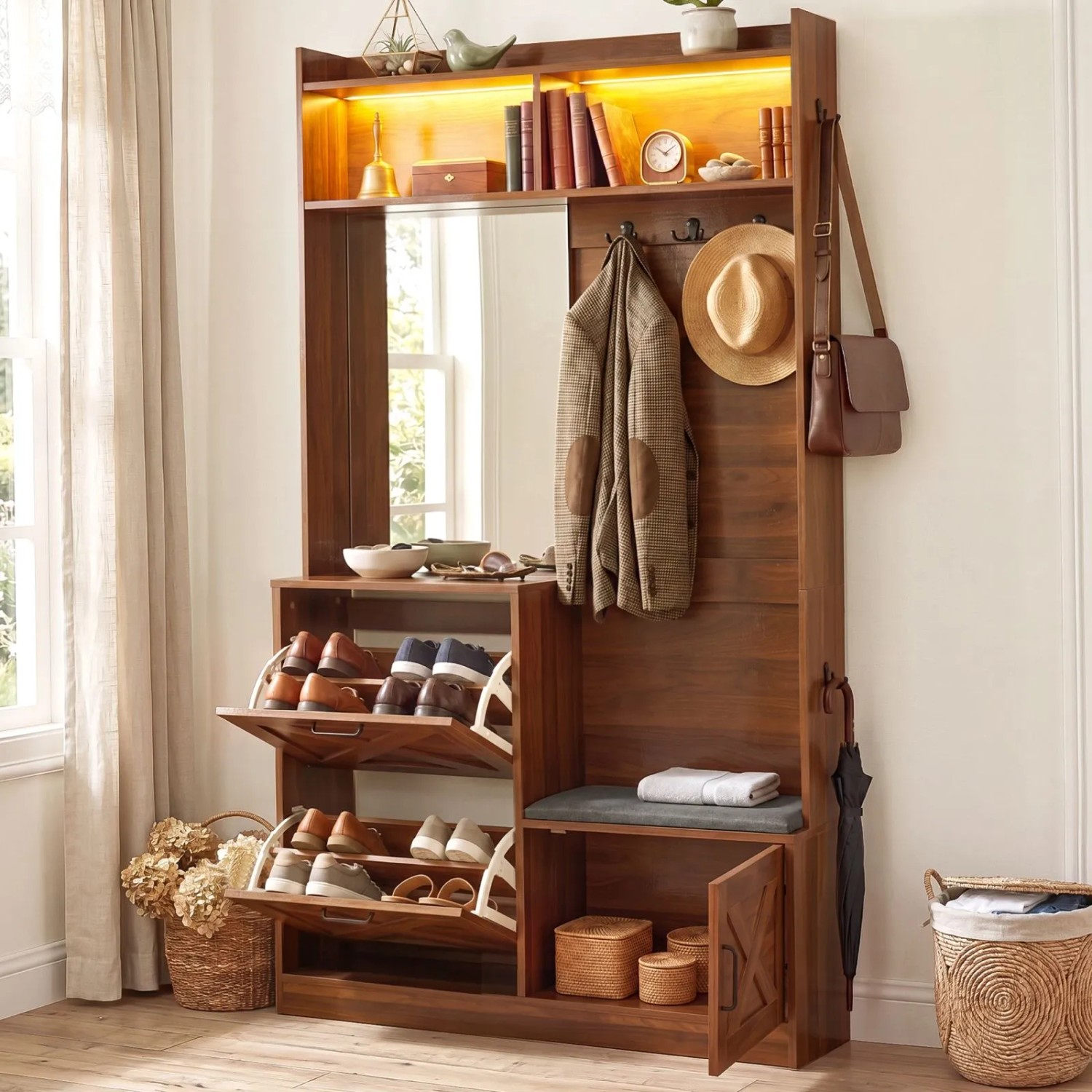 Kompakte Garderobe in Nussbaum Optik mit Spiegel, Schuhschrank, Sitzbank und LED-Beleuchtung für den Flur.
