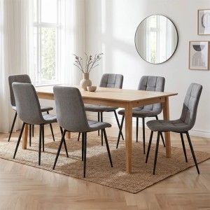 Sechs moderne graue Esszimmerstühle mit Polsterung und schwarzen Metallfüßen an einem Holztisch.