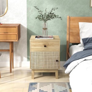 Naturfarbener Rattan Nachttisch mit Schublade und Schranktür aus Holz. Moderner Beistelltisch für Schlafzimmer.