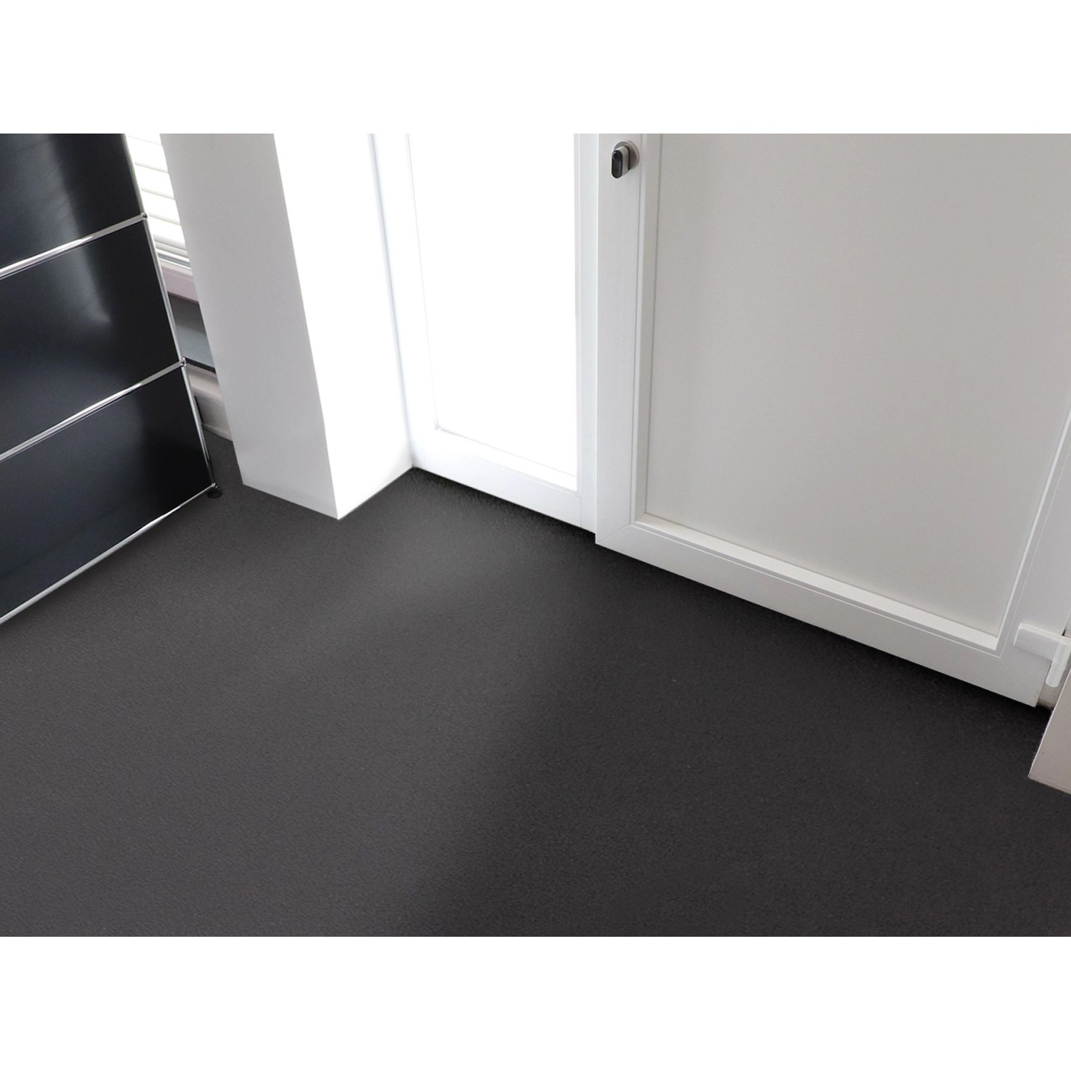 Schwarzer Primaflor PVC Expotop Bodenbelag (2,00m x 27,50m) im Raum.