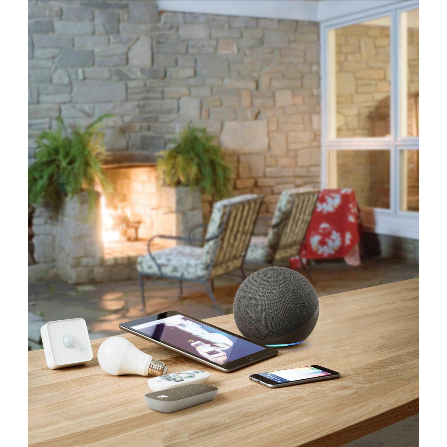 Eglo connect.Z Smart Home Set mit Fernbedienung, Leuchtmittel, Tablet und Lautsprecher auf einem Tisch.