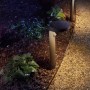 Philips Solar-Outdoor-Sockelleuchte Tyla, anthrazitfarben, im Garten. Wegeleuchte mit warmweißem Licht.
