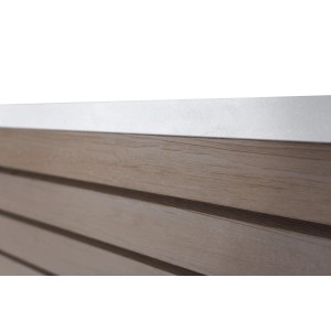 Detailansicht des GartenLand Rhombus WPC Zaun Sets Kopenhagen in Schokobraun mit Holzstruktur und silbernem Aluminiumprofil.